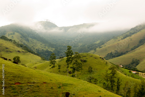 Vale corto com vegetação verde, serras e nuvens. Região turística de São Francisco Xavier interior de São Paulo, Brasil. 