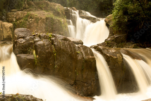 Cachoeiras, flora e natureza intocada no interior do estado de São Paulo, Brasil.