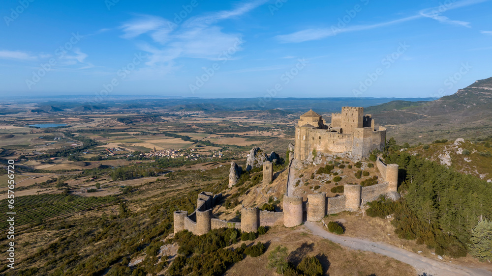 vista aérea del hermoso castillo abadía de Loarre en la provincia de Huesca, España