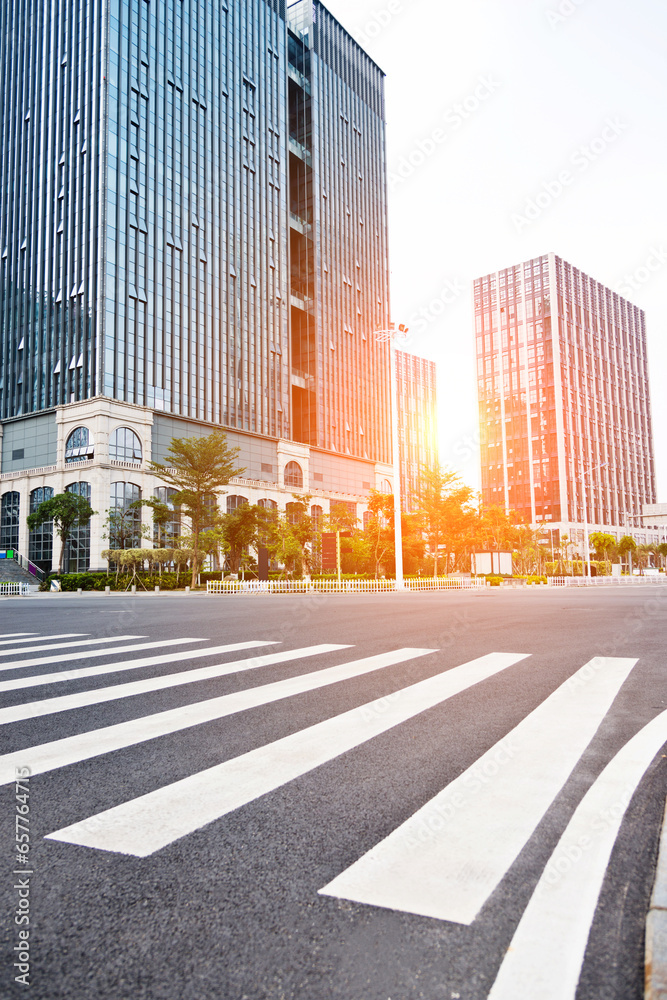 Obraz premium Asphalt road and modern building in city