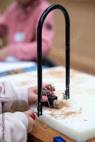 Kinder basteln. Upcybling