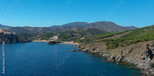 panorama d'une crique de la cote Vermeille en Méditerranée vue de drone