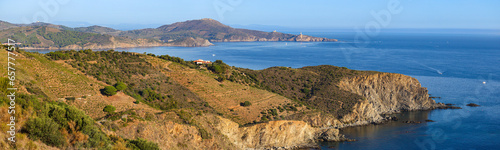 Vaste panorama de la cote vermeille à Banyuls au phare du cap Béar photo