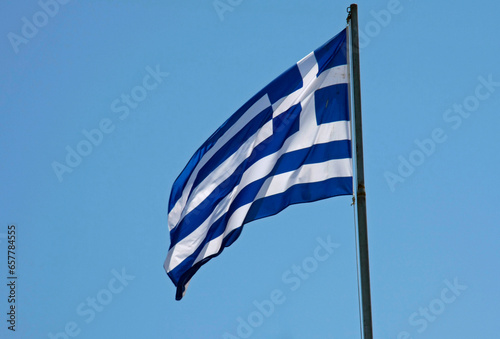 Griechenland, nationale Flagge bei blauem Himmel, die Fahne im Wind