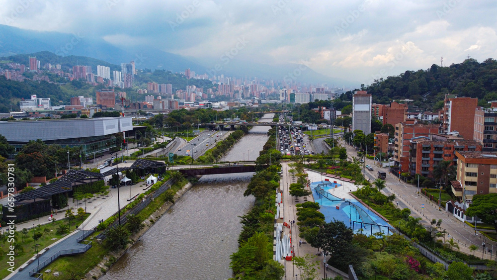 La ciudad de Medellín vista desde parques del rio