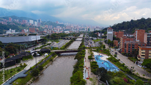 La ciudad de Medellín vista desde parques del rio