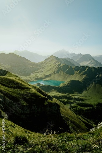 Grüne Berge mit blauem Bergsee