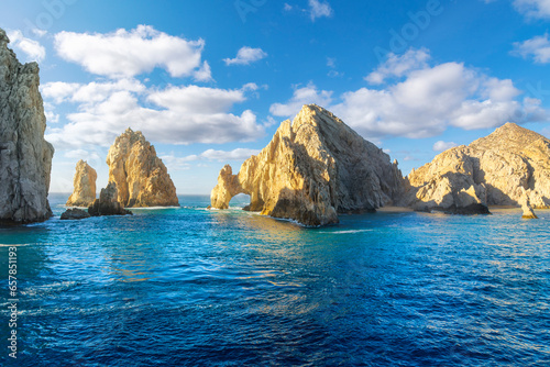 Fotografia Sunlight highlights the famous El Arco Arch at the Land's End granite rock formations on the Baja Peninsula, at the Sea of Cortez, Cabo San Lucas, Mexico