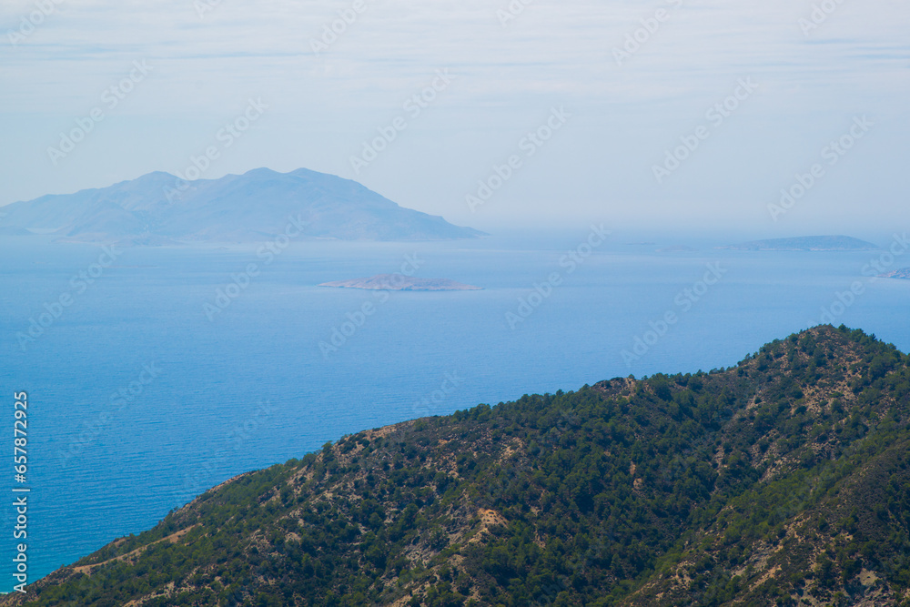 Berg mit Meer und weiter Insel im Mittelmeer Berg mit Meer und weiter Insel im Mittelmeer
