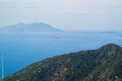 Berg mit Meer und weiter Insel im Mittelmeer