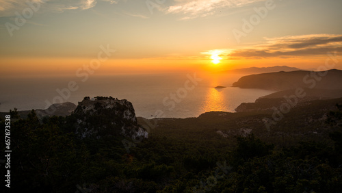 Sonnenuntergang auf Insel mit Tafelberg