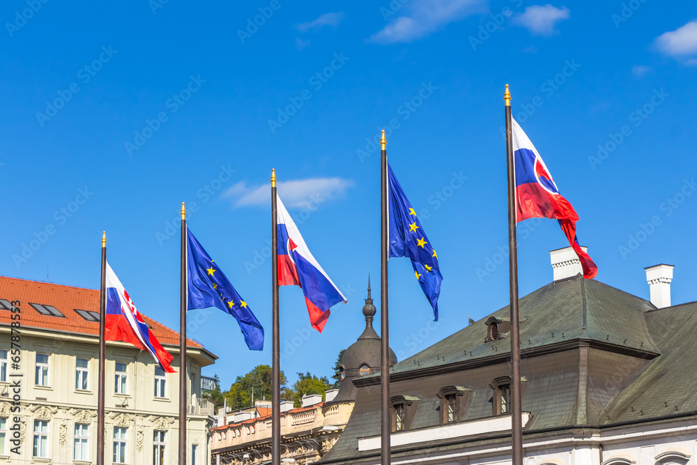 Fahnen vor dem Palais Grassalkovich in Bratislava (Slowakei) – Präsidentenpalast	
