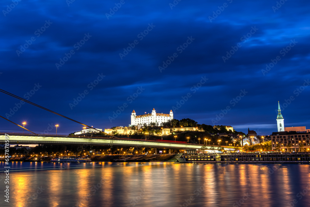 Fototapeta premium Bratislavaer Burg und die Brücke des Slowakischen Nationalaufstandes zur blauen Stunde