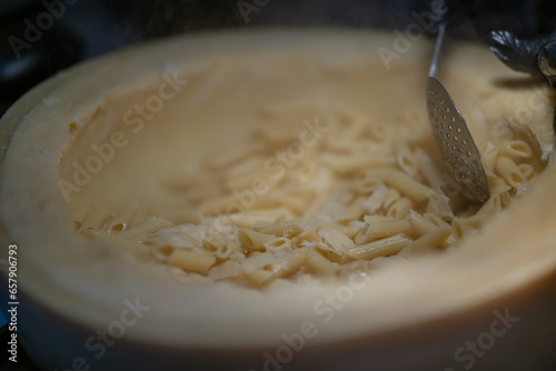 Pasta aus einem Parmesanlaib