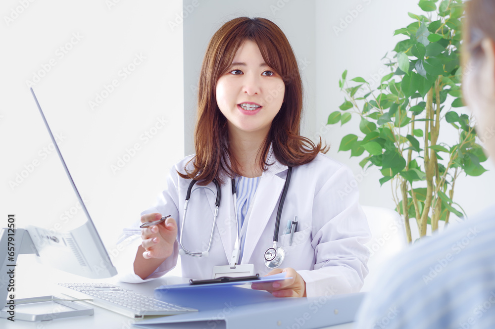 診察をする女性医師