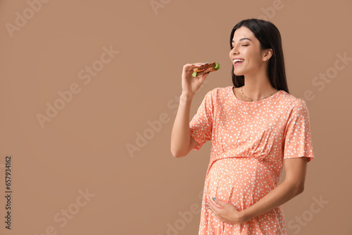 Young pregnant woman with t...