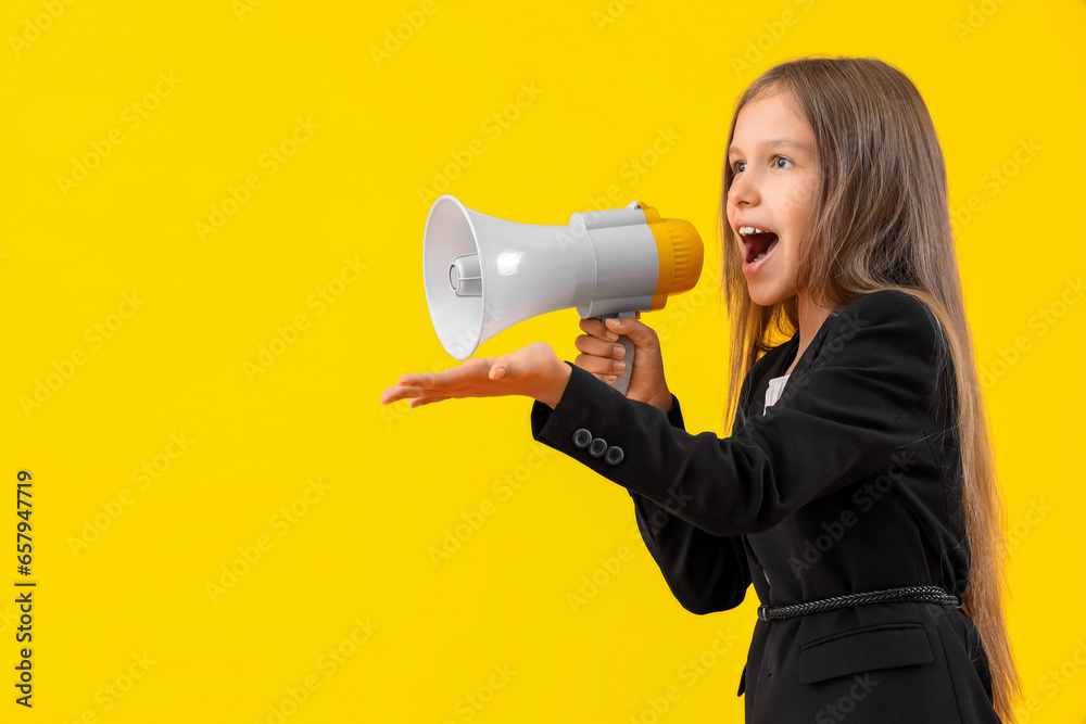 Naklejka premium Cute little producer shouting into megaphone on yellow background