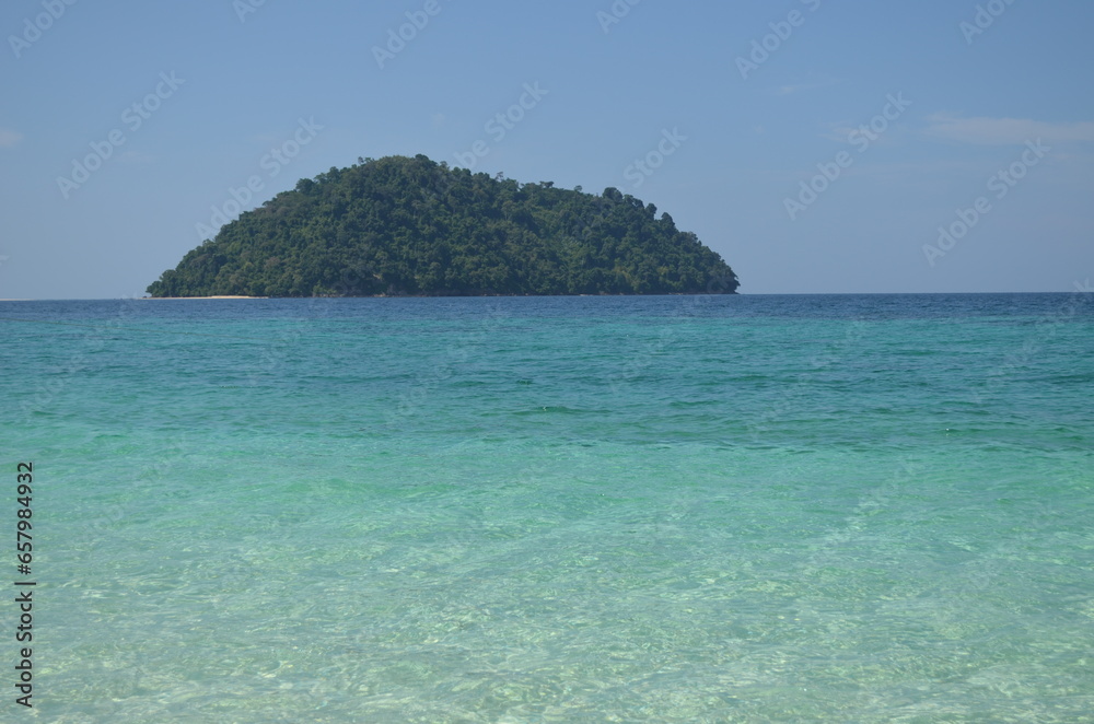Fototapeta premium ko lipe, satun, thailand sea, travel, nature, sky, blue, beach, ocean, water, boat, landscape, tourism, thailand, island, summer, sand, asia, beautiful, coast, tropical, bay, vacation, holiday