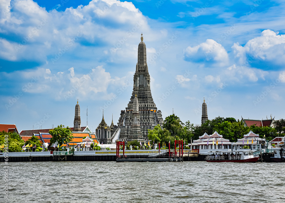 Phra Prak Wat Arun is an important tourist attraction in Thailand. There are many tourists coming to visit. and is important to the history of Thailand