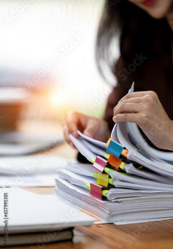 Canvastavla Businesswoman hands working in Stacks of paper files for searching and checking unfinished document achieves on folders papers