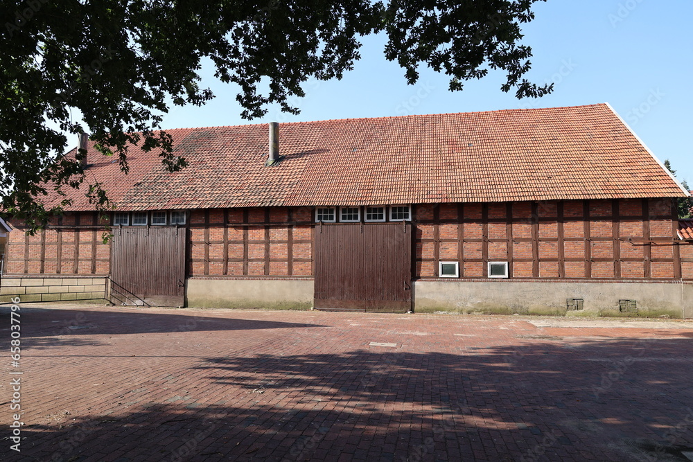 Historische Scheune im Zentrum der Gemeinde Holdorf in Niedersachsen	