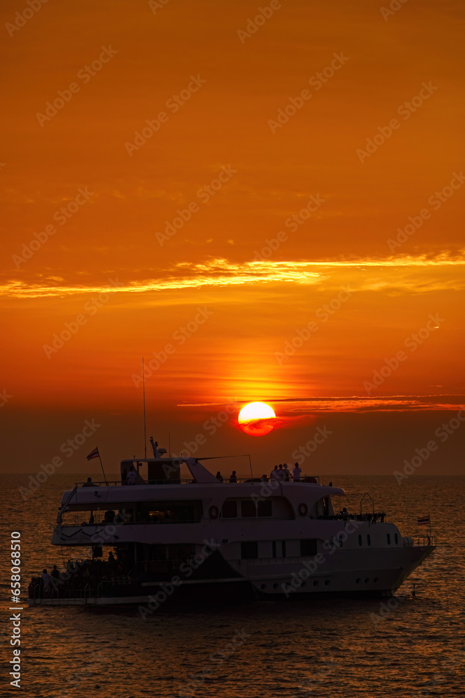 Obraz premium Beautiful wide twilight sunset evening sky reflect on sea water with silhouette boat in ocean and epic cloud pattern background landscape with love, peace and loneliness mood vibes on vacation trip.