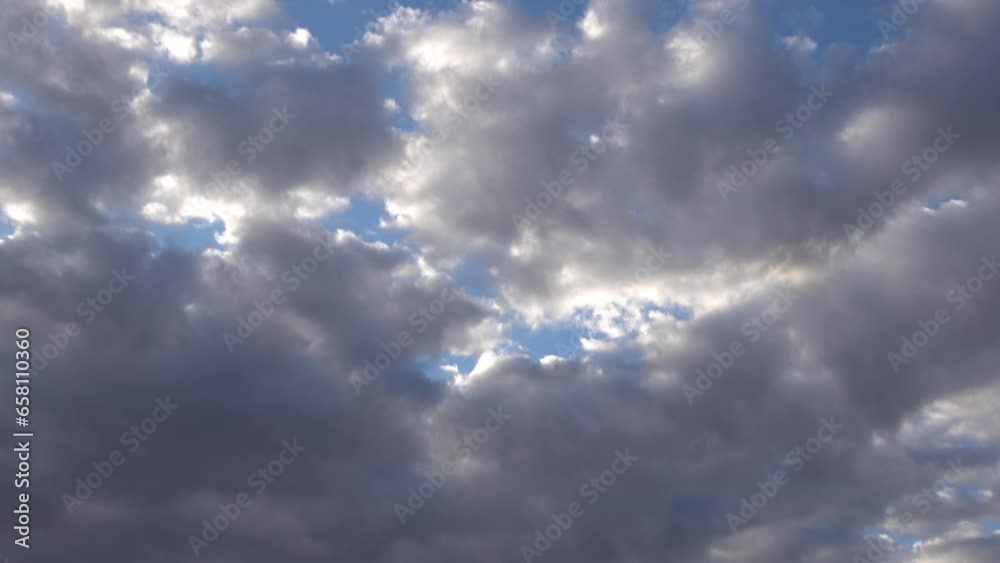 Plan fixe en accéléré de nuages ​​clairs et sombres