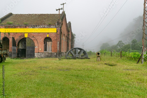 Cidade de Paranapiacaba com trens antigos e cidade centenária photo
