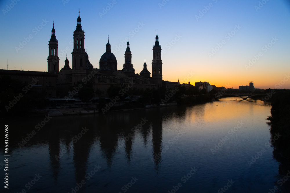 Zaragoza - Junto al río Ebro: La Basílica del Pilar, la Catedral del Salvador y el Puente de Piedra.