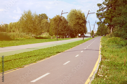 Foto jogging and cycling paths in a park with beautiful markings on a sunny day