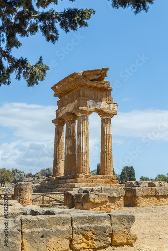 View and details of the Valley of the Temples in Agrigento, Sicily. A monumental complex preserved in excellent condition of the works of ancient Greece. Timeless beauty, striking, family holidays.