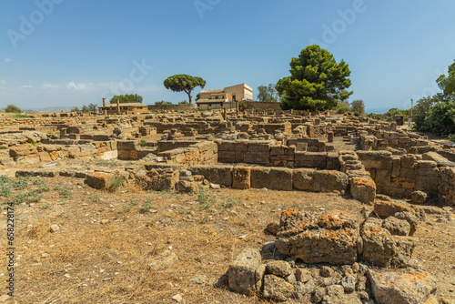 View and details of the Valley of the Temples in Agrigento, Sicily. A monumental complex preserved in excellent condition of the works of ancient Greece. Timeless beauty, striking, family holidays.