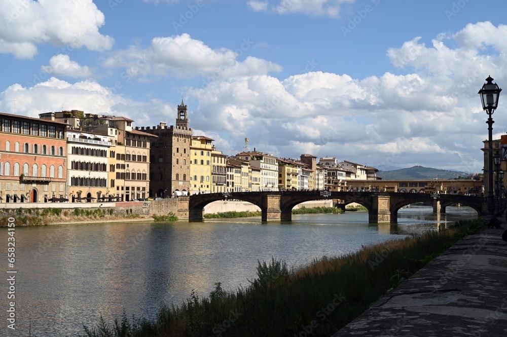 Pont de Santa Trinita traversant le fleuve Arno dans la ville de Florence en Toscane