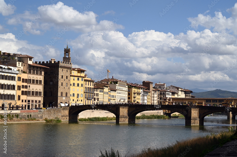 Pont de Santa Trinita traversant le fleuve Arno dans la ville de Florence en Toscane