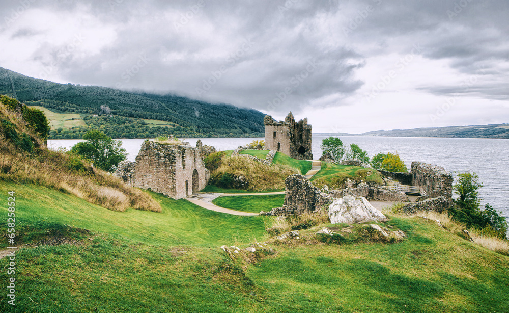 Urquhart Castle ist eine Burgruine am Loch Ness in den schottischen Highlands. Die Burg liegt 21 Kilometer südwestlich von Inverness und 2 Kilometer östlich des Dorfes Drumnadrochit.
