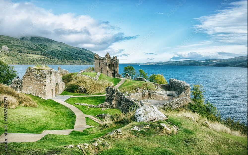 Urquhart Castle ist eine Burgruine am Loch Ness in den schottischen Highlands. Die Burg liegt 21 Kilometer südwestlich von Inverness und 2 Kilometer östlich des Dorfes Drumnadrochit.
 - obrazy, fototapety, plakaty 