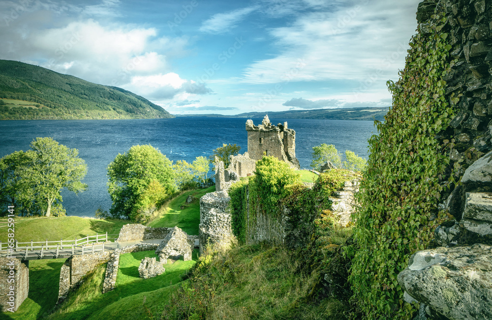 Urquhart Castle ist eine Burgruine am Loch Ness in den schottischen Highlands. Die Burg liegt 21 Kilometer südwestlich von Inverness und 2 Kilometer östlich des Dorfes Drumnadrochit.
 - obrazy, fototapety, plakaty 