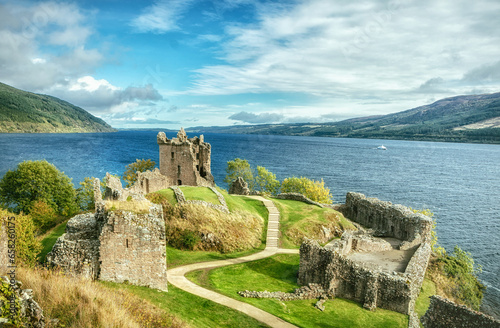 Urquhart Castle ist eine Burgruine am Loch Ness in den schottischen Highlands. Die Burg liegt 21 Kilometer südwestlich von Inverness und 2 Kilometer östlich des Dorfes Drumnadrochit. 