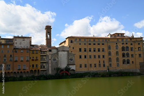 L'église de San Jacopo Soprarno sur les bord du fleuve Arno dans la ville de Florence. photo