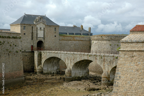 citadelle , 16e et , remparts, 17e; bateau; region Bretagne; Port Louis; 56, Morbihan, France photo