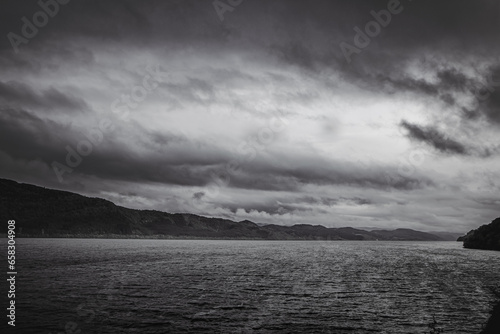 Urquhart Castle am berühmten Loch Ness See in Schottland. Wunderschöne Landschaft in stiller Atmosphäre. Stille, Ruhe und Einsamkeit.