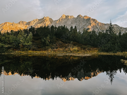 Der Stubener See zum Sonnenaufgang. Berg refelktieren im Bergsee. Vorarlberg 2