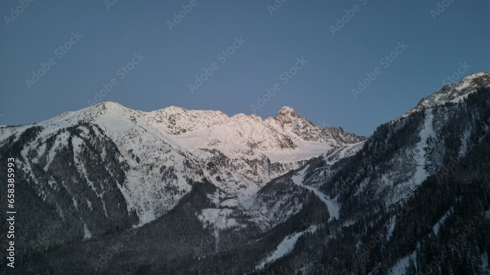 Paysage enneigé dans la vallée de chamonix mont-blanc au crépuscule 