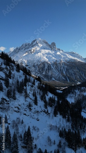 Paysage enneigé dans la vallée de chamonix mont-blanc au crépuscule 