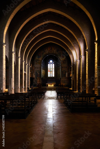 Luci ed ombre all'interno di una chiesa 