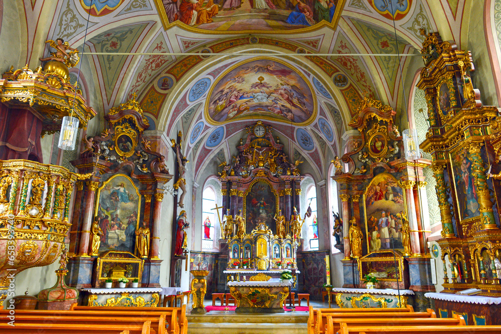 Innenansicht der Pfarrkirche Längenfeld in Oberlängenfeld, Gemeinde Längenfeld im Ötztal (Tirol, Österreich)