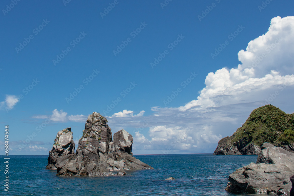 Naklejka premium landscape with rocks on the beach