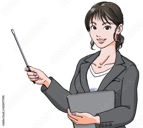 笑みながら指示棒で案内・説明をするスーツ姿の若い女性