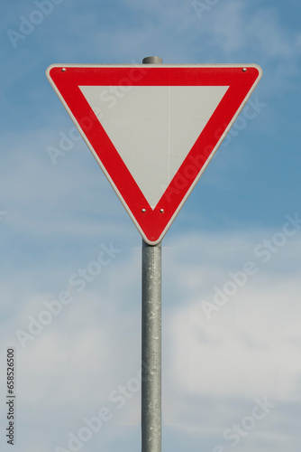 Verkehrsschild, Vorfahrt gewähren, Straßenschild, 