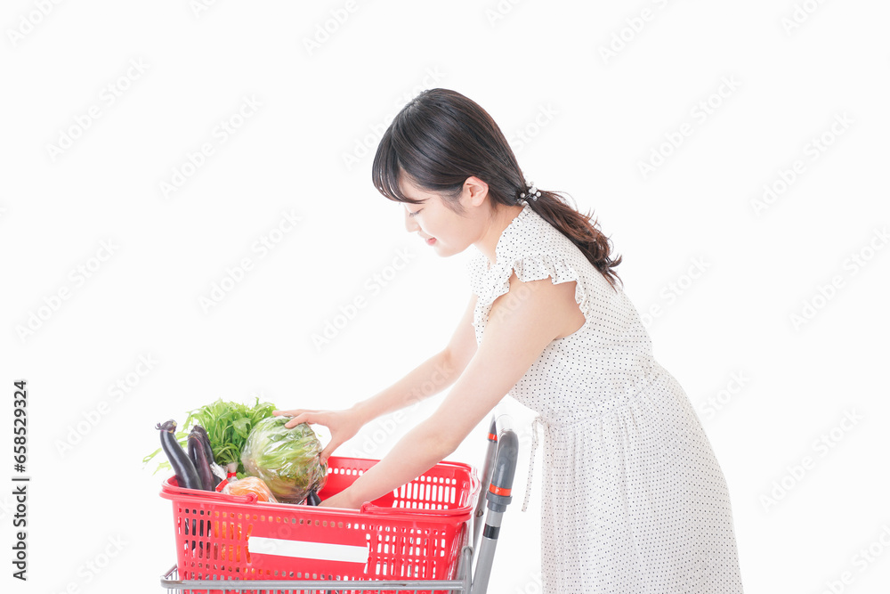 買い物をする若い主婦 買い物をする若い主婦